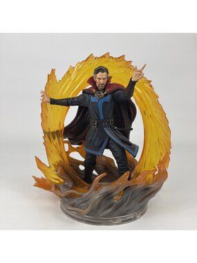 Diamond Select Gallery Diorama 10" Doctor Strange in The Multiverse of Madness